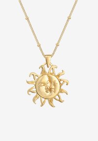 Goldfarbener Halsreif mit einem Sonnenanhänger im Dual-Design, filigranen Strahlen und einer strukturierten Oberfläche an einer zarten Kette.