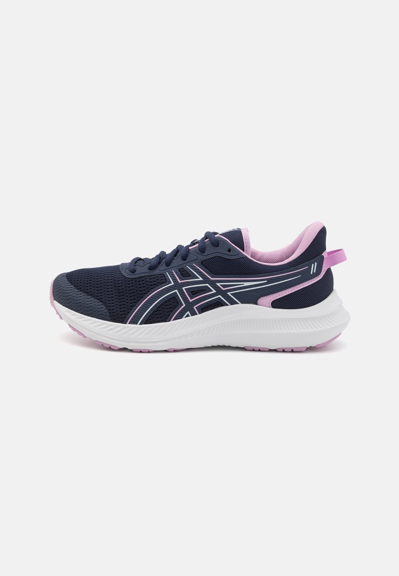 Marine sportieve schoenen met bovenwerk van mesh, roze accenten en witte zolen. Bevat een gevoerd hiel en een gestructureerde rubberen loopzool voor grip.