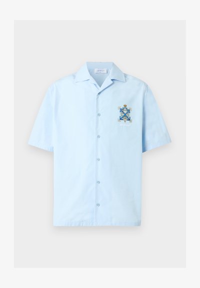 Ανοιχτό μπλε πουκάμισο με κοντά μανίκια και κουμπιά, με μυτερό γιακά και κεντημένο πολύχρωμο λογότυπο στο αριστερό στήθος.