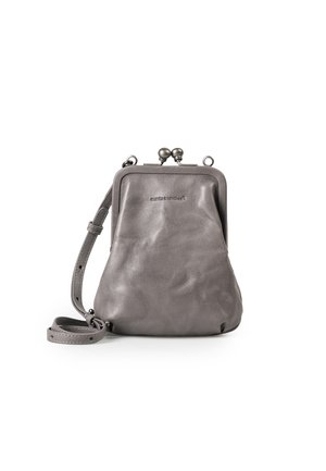 Borsa a tracolla in pelle grigia con finitura testurizzata, dotata di chiusura a scatto, tracolla regolabile e forma arrotondata.