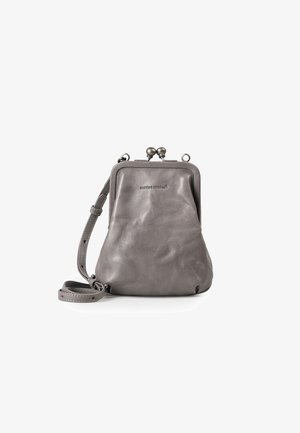 Borsa a tracolla in pelle grigia con finitura testurizzata, dotata di chiusura a scatto, tracolla regolabile e forma arrotondata.