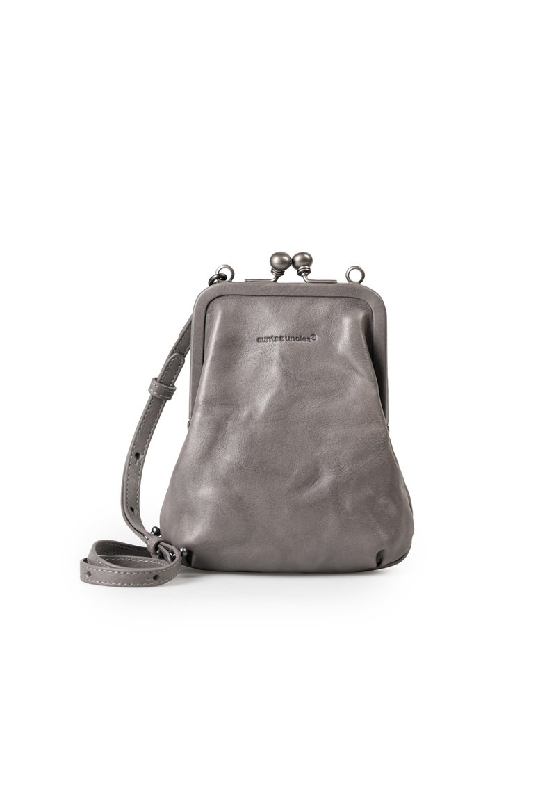 Borsa a tracolla in pelle grigia con finitura testurizzata, dotata di chiusura a scatto, tracolla regolabile e forma arrotondata.