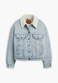 Lichtblauwe denimjack met een witte schapenvachtkraag, knopen aan de voorkant, twee borstzakken en een iets verkorte pasvorm.