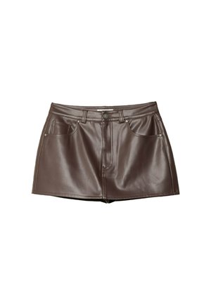 Jupe mini en cuir marron avec une texture lisse, des passants de ceinture, des poches avant et une fermeture à bouton à la taille.