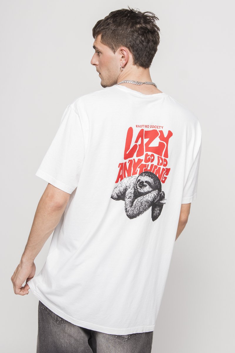 Maglietta in cotone bianca con una grande grafica di un bradipo nera e testo rosso sul retro che recita "LAZY GO DO ANYTHING." Maniche corte e vestibilità rilassata.
