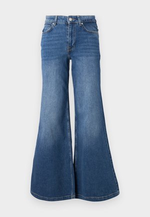 Blugi din denim albastru evazați cu un finisaj decolorat, design cu cinci buzunare și închidere cu un buton metalic la talie.