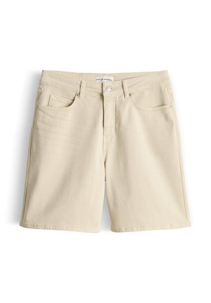 Beige knielange denimshorts met riemlussen, knoop aan de voorkant, ritssluiting en vijfzakkenontwerp, plat gelegd op een witte achtergrond.