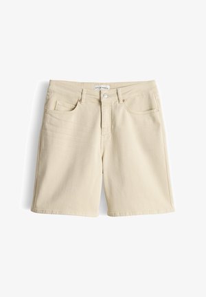 Beige knielange denimshorts met riemlussen, knoop aan de voorkant, ritssluiting en vijfzakkenontwerp, plat gelegd op een witte achtergrond.