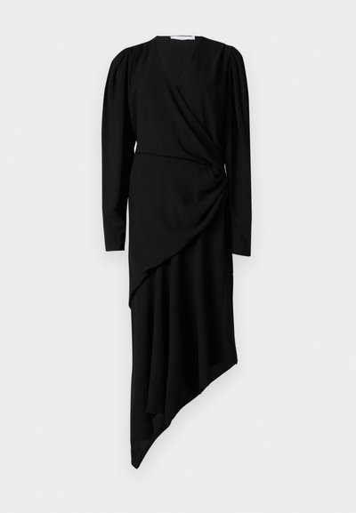 O vestido preto de mangas longas apresenta um design drapeado, barra assimétrica e detalhe franzido na cintura, feito de um tecido suave.