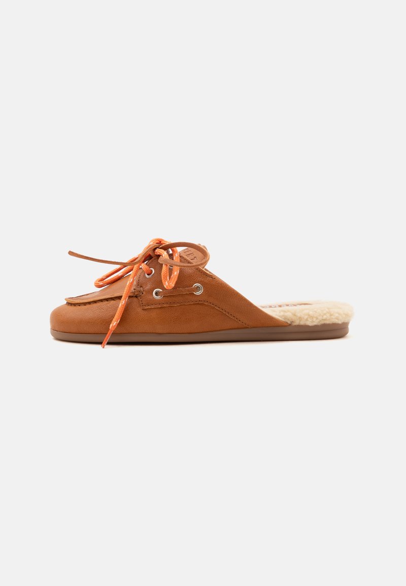 Chaussure à enfiler en cuir marron avec des lacets orange et une semelle intérieure douce et duveteuse couleur crème, vue de côté sur un fond uni.