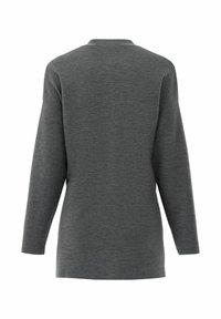 Graues langärmliges Oberteil mit lockerer Passform, ausgestattet mit einem gerippten Halsauschnitt und weichem Stricktextur, ohne sichtbare Muster oder Akzente.