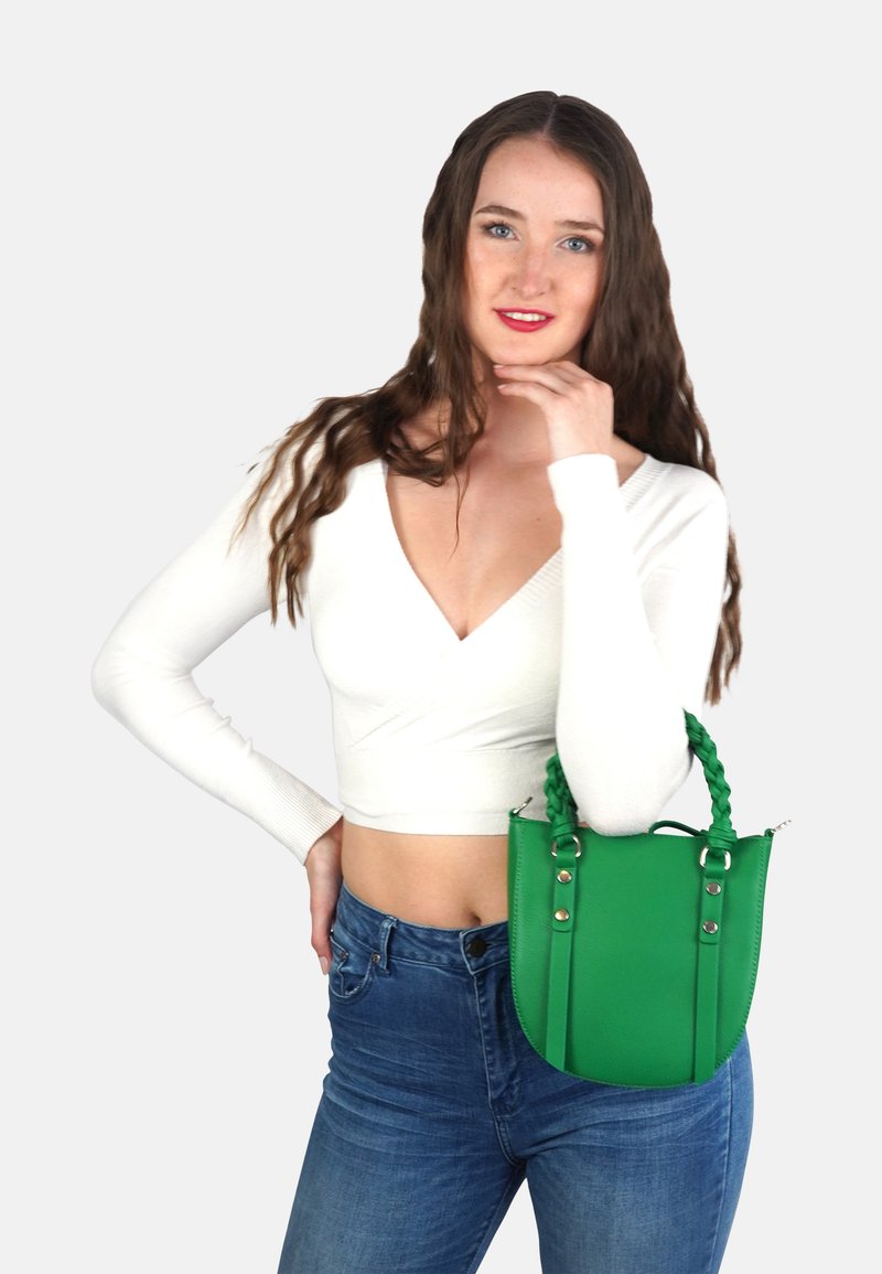 Groene, textuurgeweven handtas met gevlochten handvatten, voorzien van gouden hardwareaccenten, met een gestructureerd ontwerp en een gladde afwerking.