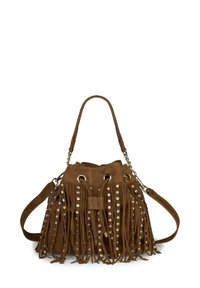 Borsa a secchiello in suede marrone con frange e borchie metalliche decorative. Presenta doppi manici: uno a catena e uno regolabile. Texture morbida e design casual.