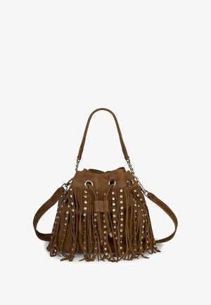 Bolso tipo cubo de ante marrón con flecos y tachuelas metálicas decorativas. Cuenta con correas dobles: una de cadena y otra ajustable. Textura suave y diseño casual.
