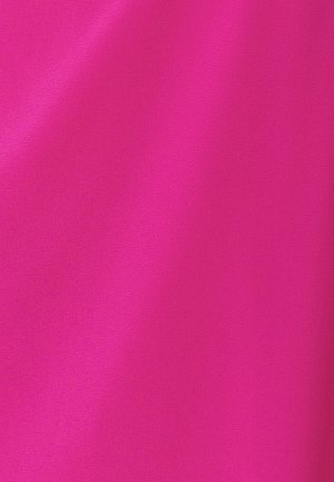 Saten tkanina u vibrantnoj magenta boji, glatke teksture s laganim sjajem, bez vidljivih uzoraka ili dizajna.