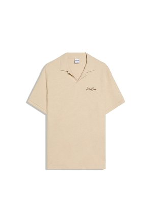 Beige poloshirt met korte mouwen, opstaande kraag en klein zwart cursief tekstlogo op de linkerborst.