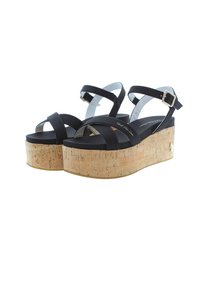 Sandalias de plataforma negras con base de corcho, que cuentan con múltiples correas negras y una correa de tobillo con hebilla. Textura suave y diseño de punta abierta.