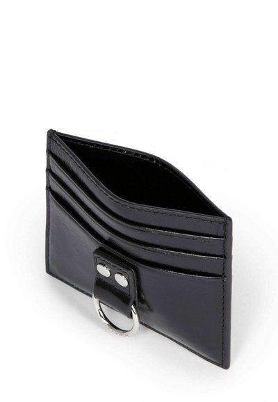Zwarte leren portemonnee met meerdere kaartsleuven, een gladde textuur en een opvallende zilveren ringaccent voor bevestiging of vervoer.