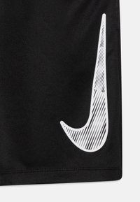 Svart Nike-shorts med en stor hvit swoosh-logo og diagonale striper, laget av glatt stoff og med en ren, atletisk passform.