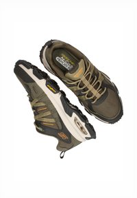 Zapatillas deportivas de color verde oliva con parte superior de malla y sintético. Presentan una plantilla acolchada, acentos en naranja contrastantes y una suela de goma negra texturizada.