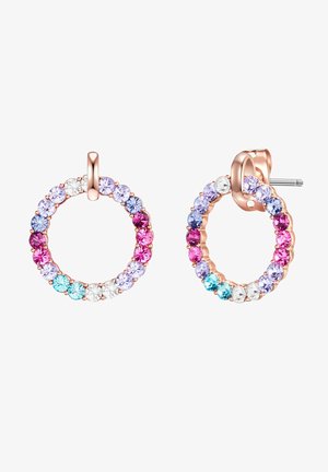 Boucles d'oreilles créoles en or rose ornées de cristaux multicolores dans des teintes de rose, bleu et blanc, disposés en un design circulaire avec une fermeture à tige sécurisée.