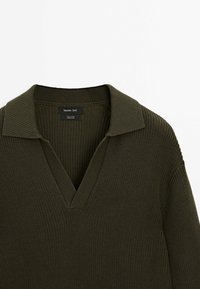 Oliwkowy sweter z dzianiny bawełnianej z złożonym kołnierzem i dekoltem w kształcie litery V od Massimo Dutti, wykończony prążkowanymi krawędziami.