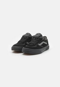 Sneakers nere con una tomaia in suede e tessuto, con accenti grigi, lacci rotondi, cuciture in evidenza e suola in gomma.