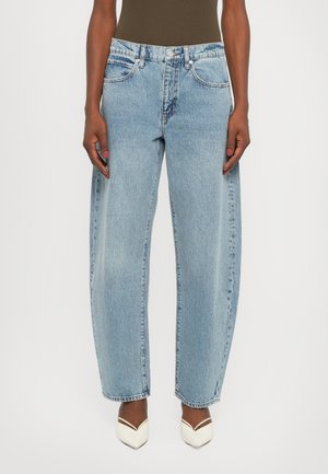 Jean en denim bleu clair, taille haute, avec une coupe large. Comprend un style classique à cinq poches et un délavage subtil.