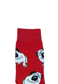 Røde sokker med et gentaget mønster af tegneserie-pugs med sorte accenter, lavet af et strikket stof med en glat tekstur.