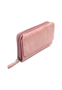 Cartera de piel rosa con un acabado texturizado, un compartimento con cremallera y una correa para la muñeca. Presenta un cierre de solapa con un sutil logotipo.