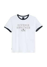 Biała koszulka bawełniana z granatowym ściągaczem u dekoltu i brzegach rękawów. Z przodu znajduje się czarny napis "DIVERSE HERITAGE EST. 1993."