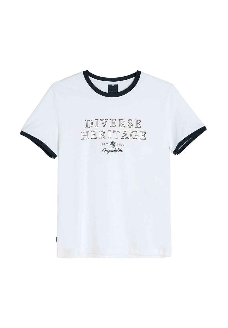 Biała koszulka bawełniana z granatowym ściągaczem u dekoltu i brzegach rękawów. Z przodu znajduje się czarny napis "DIVERSE HERITAGE EST. 1993."