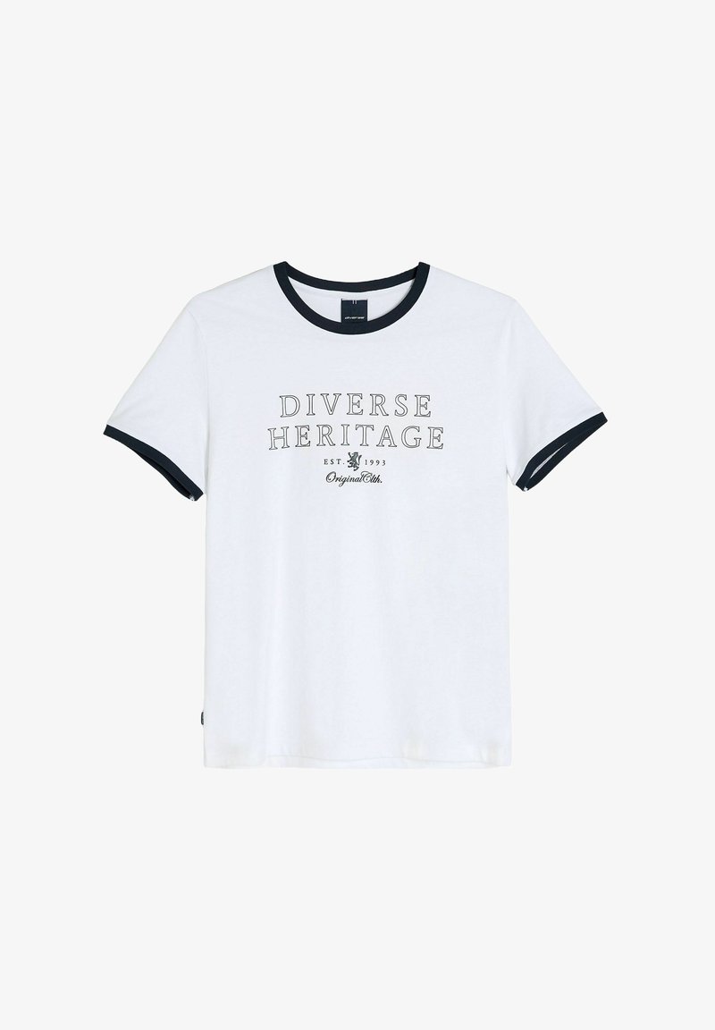 Biała koszulka bawełniana z granatowym ściągaczem u dekoltu i brzegach rękawów. Z przodu znajduje się czarny napis "DIVERSE HERITAGE EST. 1993."
