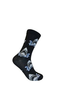Calcetines negros con tiburones grises impresos con las bocas abiertas y olas azules. Hechos de algodón con un puño acanalado para un ajuste ceñido.