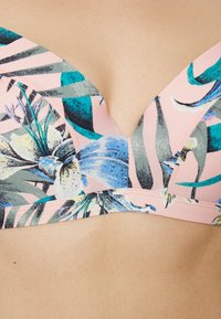 Top de biquíni floral rosa com um design de decote em V profundo, flores tropicais multicoloridas e alças largas com um tecido ligeiramente texturado.