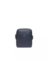 Borsa a tracolla in pelle blu navy con finitura testurizzata, forma rettangolare, patch con logo frontale e tracolla regolabile. Design compatto e elegante.