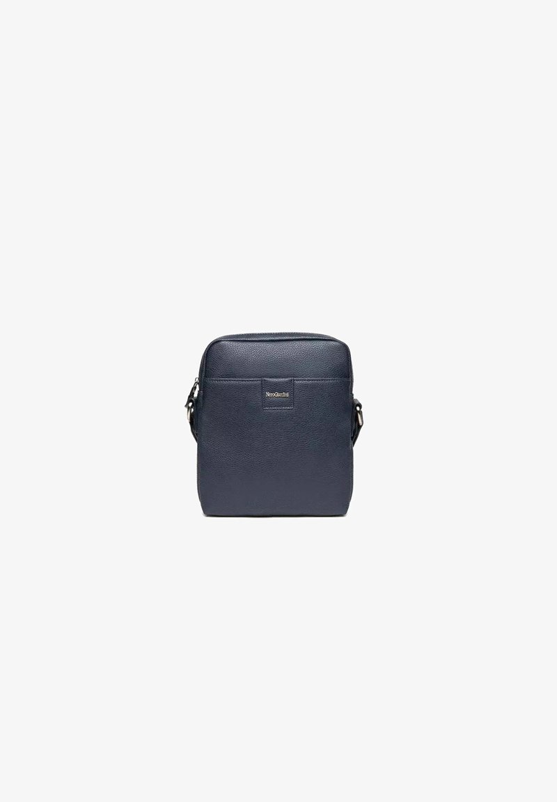 Borsa a tracolla in pelle blu navy con finitura testurizzata, forma rettangolare, patch con logo frontale e tracolla regolabile. Design compatto e elegante.