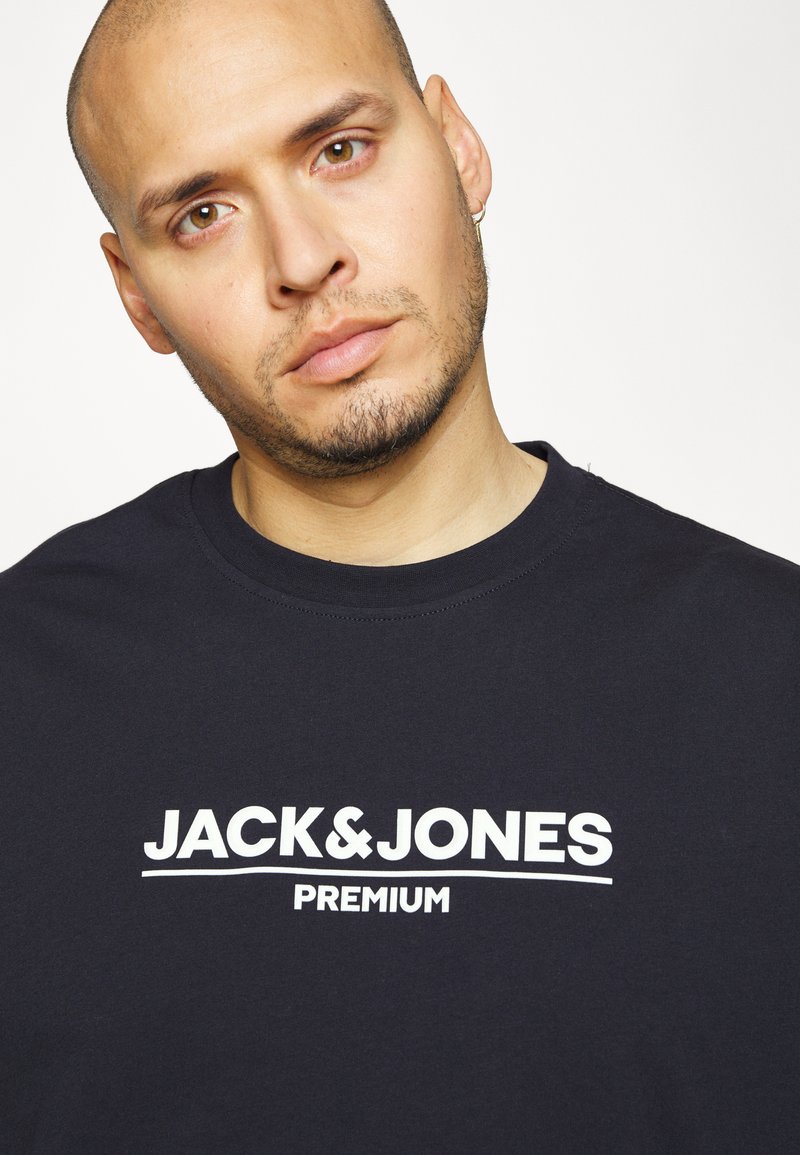 Herren T-Shirts basic | Jack & Jones JPRBLABRANDING TEE CREW NECK T-Shirt print perfect navy/dunkelblau - UR10652 Herren T-Shirts basic | Jack & Jones JPRBLABRANDING TEE CREW NECK T-Shirt print perfect navy/dunkelblau - UR10652