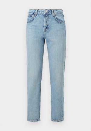 Jean en denim bleu clair taille haute à jambe droite avec poches avant et arrière, passants pour ceinture, et fermeture par bouton et zip.