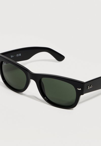 Черни правоъгълни слънчеви очила с тъмнозелени лещи и лого Ray-Ban на дръжките и ъгъла на лещата.