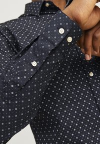 Jack & Jones JJJOE PRINT SHIRT - Svečana košulja - black/ditsy