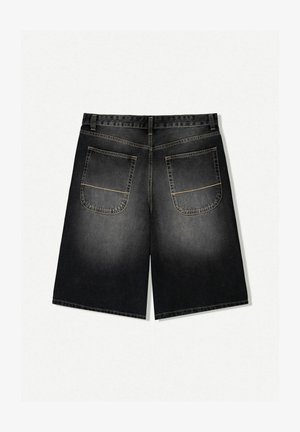 Svarta denimshorts med gradient, featuring en avslappnad passform, två bakfickor med gul sömnad och en rak skärning som slutar vid mitten av låret.