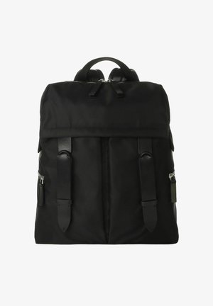 Zaino in nylon nero con alette e doppie cinghie frontali, dotato di tasche con zip e dettagli in pelle. Texture liscia e forma strutturata.