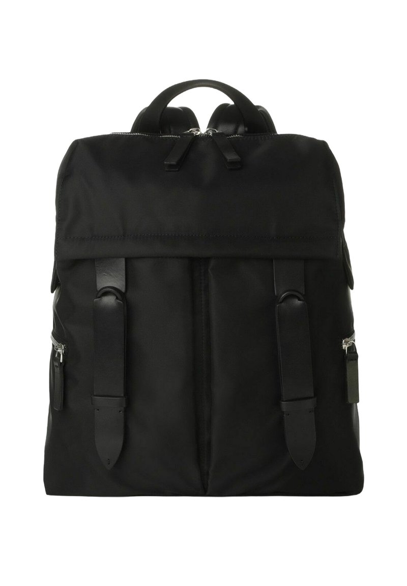Zaino in nylon nero con alette e doppie cinghie frontali, dotato di tasche con zip e dettagli in pelle. Texture liscia e forma strutturata.