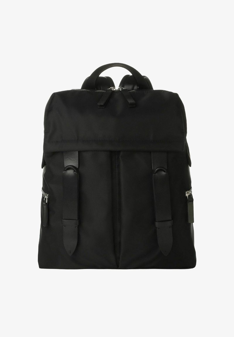 Zaino in nylon nero con alette e doppie cinghie frontali, dotato di tasche con zip e dettagli in pelle. Texture liscia e forma strutturata.