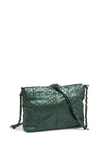 Clutch en cuir vert avec un motif texturé ressemblant à de petites gouttes, équipé d'une bandoulière en chaîne détachable et d'une fermeture zippée.
