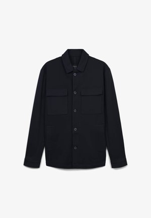 Schwarze Knopfjacket aus glattem Stoff, mit einem spitzen Kragen, zwei Taschen vorne und blauen Knöpfen entlang der Vorderseite.