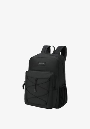 Schwarzer Dakine-Rucksack mit gepolsterten Schultergurten, vorderer Reißverschlusstasche mit elastischem Kordelzug und seitlicher Netztasche für Wasserflaschen.