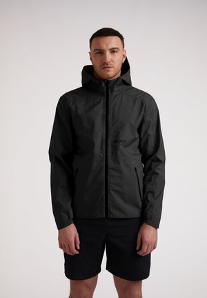 Schwarze leichte Jacke mit Kapuze, ausgestattet mit einem Reißverschluss vorne und zwei seitlichen Taschen. Das Material wirkt glatt mit einer matten Oberfläche.