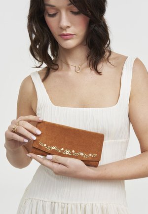FABLE ENGLAND, FLORAL TAN FAUX SUEDE EMBROIDERED - Väike käekott - tan